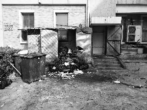 烤鴨店廚余垃圾堆小區(qū)居民:兩三天清一回不敢開窗