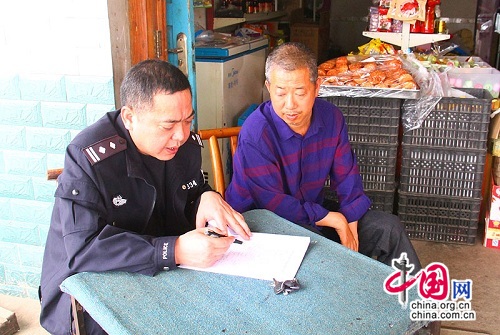 常德石門交警:警民同勞動 扶貧暖人心