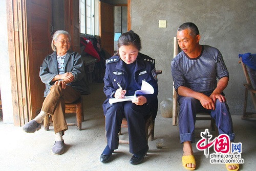 常德石門交警:警民同勞動 扶貧暖人心