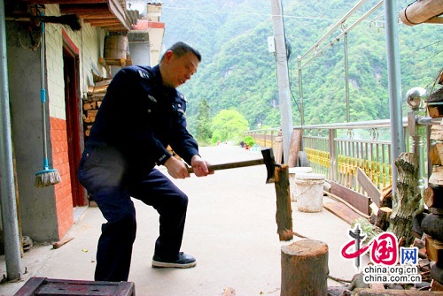 常德石門交警:警民同勞動 扶貧暖人心