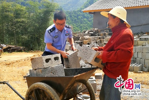 常德石門交警:警民同勞動 扶貧暖人心