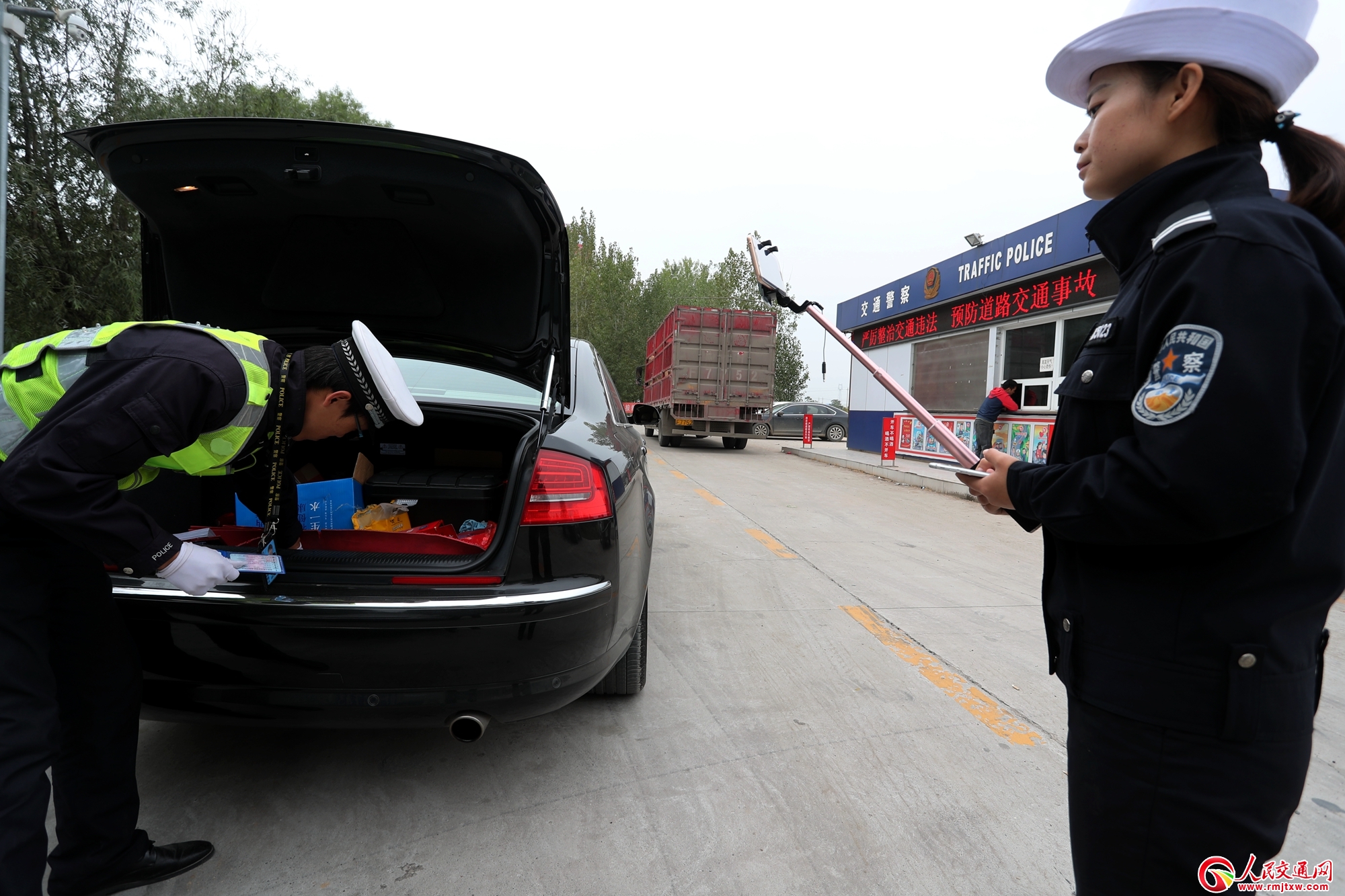 ɽ���\���}����������΢ֱ�����A��Ƭ�^(q��)���нy(t��ng)һ�Є����ع⽻ͨ�`���О�