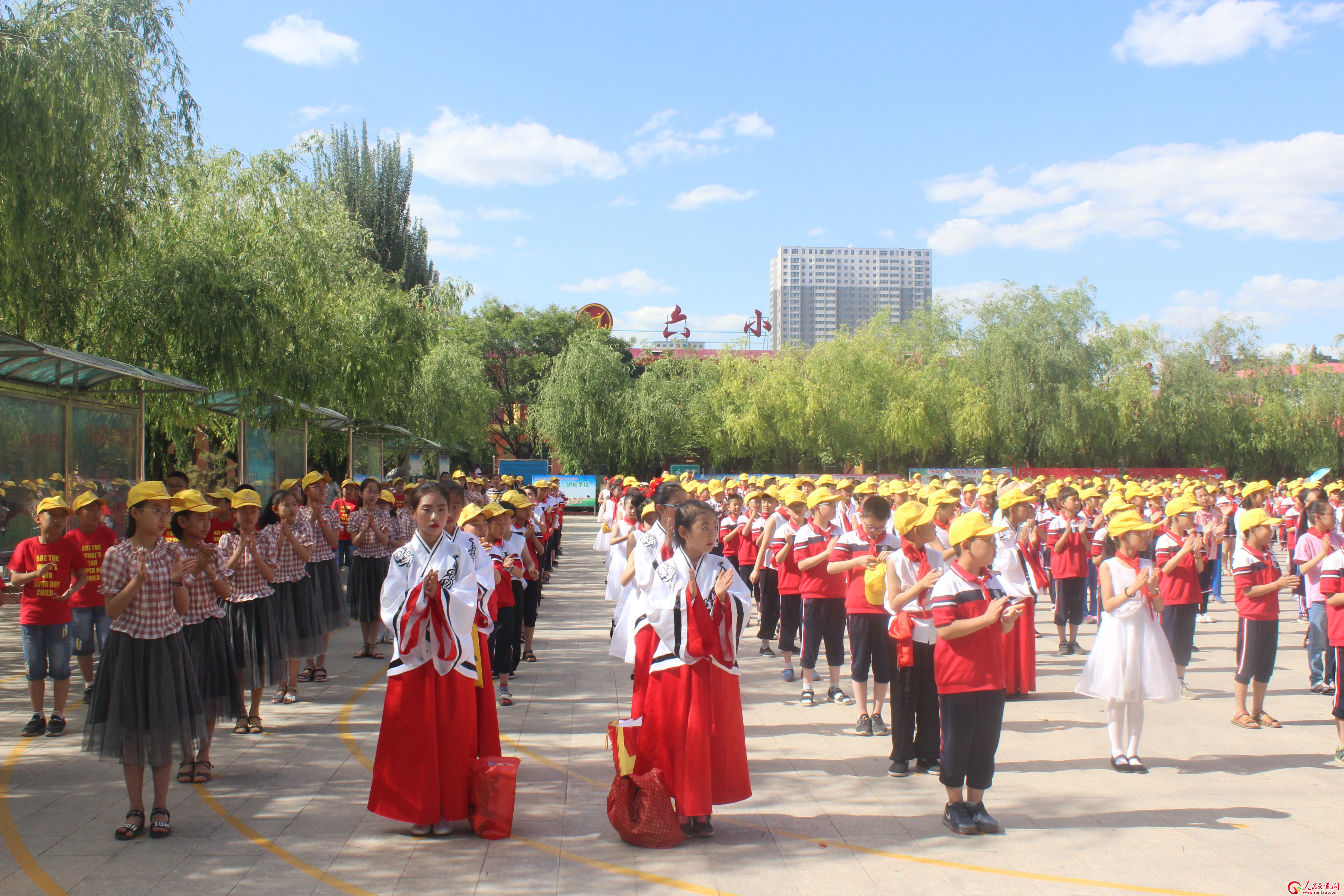 ���ʿh�����ֽ������(du��)���M(j��n)���(zh��n)����С�W(xu��)�_(k��i)չ����һ����ͯ��(ji��)��ͨ��ȫ�����������(d��ng)