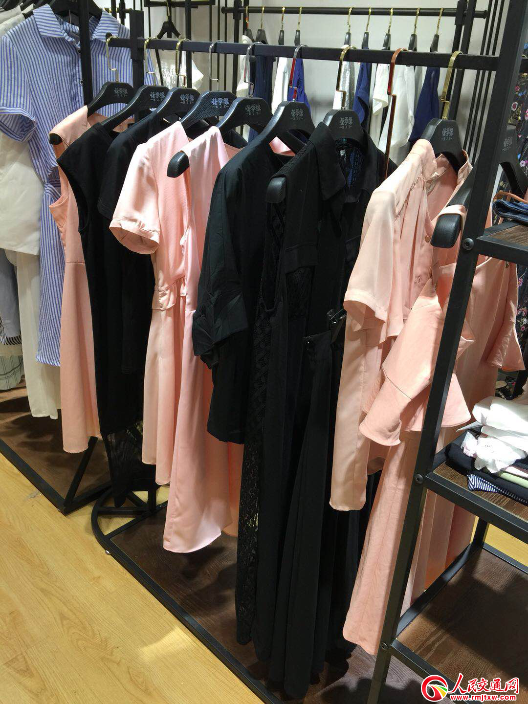 �r��Ů�b����������Ͷ�Y�ߟo�n��(chu��ng)�I(y��)