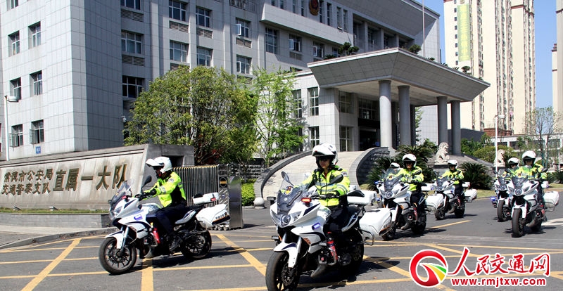 ���ϳ��½���ֱ��һ���(du��)��������o(h��)���� ֻ����Ϧ������