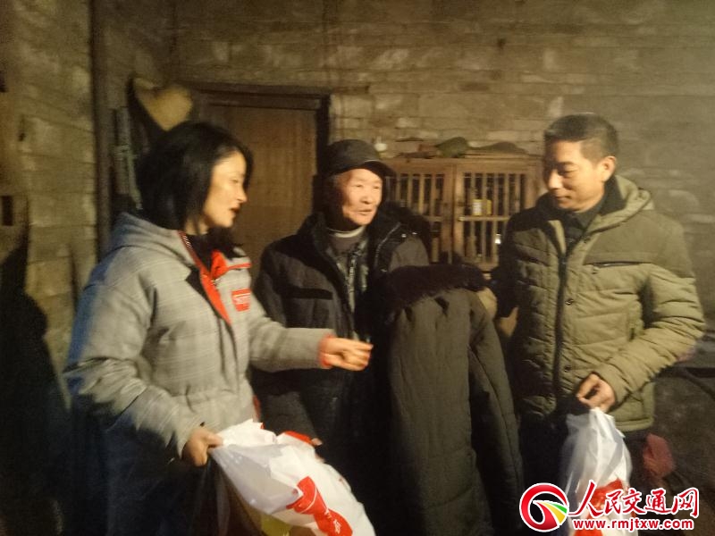 �������˹�·�־�һ��ðѩ���Lο��(w��n)���´�ؚ����(h��)�͜�ů