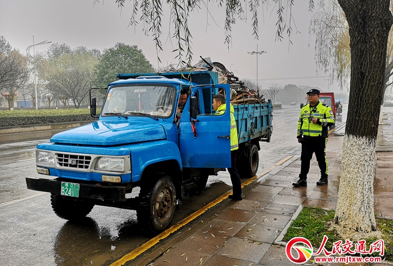 ���ϳ��½���ֱ��һ����_չ���н�ͨ�`�������Є�