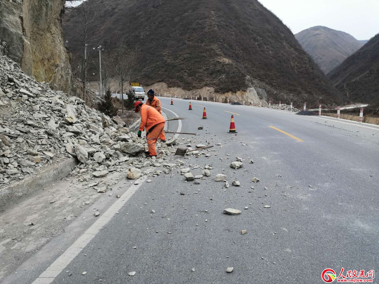 ���C��ɽ��·�μ��r����·����ʯ���ϴ���(ji��)���g��·��ͨ