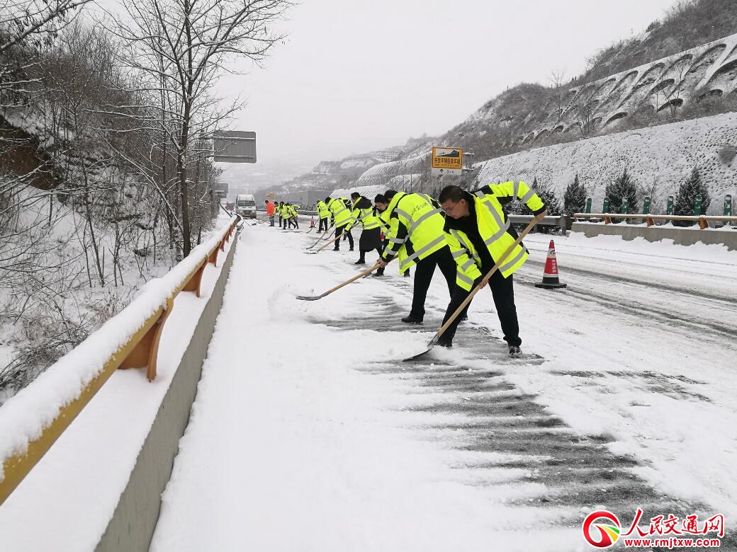 ���C��ˮ��·�ָ��B(y��ng)���ļ��r(sh��)��ѩ�������Ͼ���(n��i)���ٹ�·��ͨ