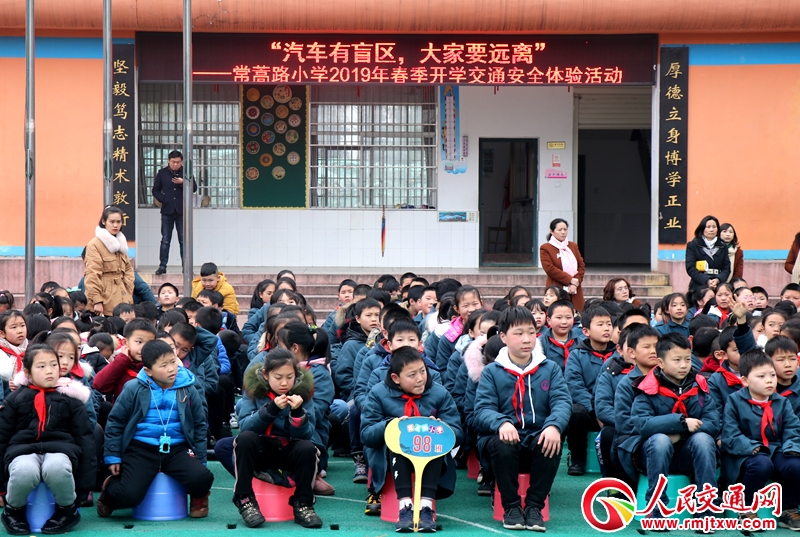 ���ϳ��½���ֱ��һ���(du��)�_(k��i)չС�W(xu��)����ͨ��ȫ�w�(y��n)���(d��ng)