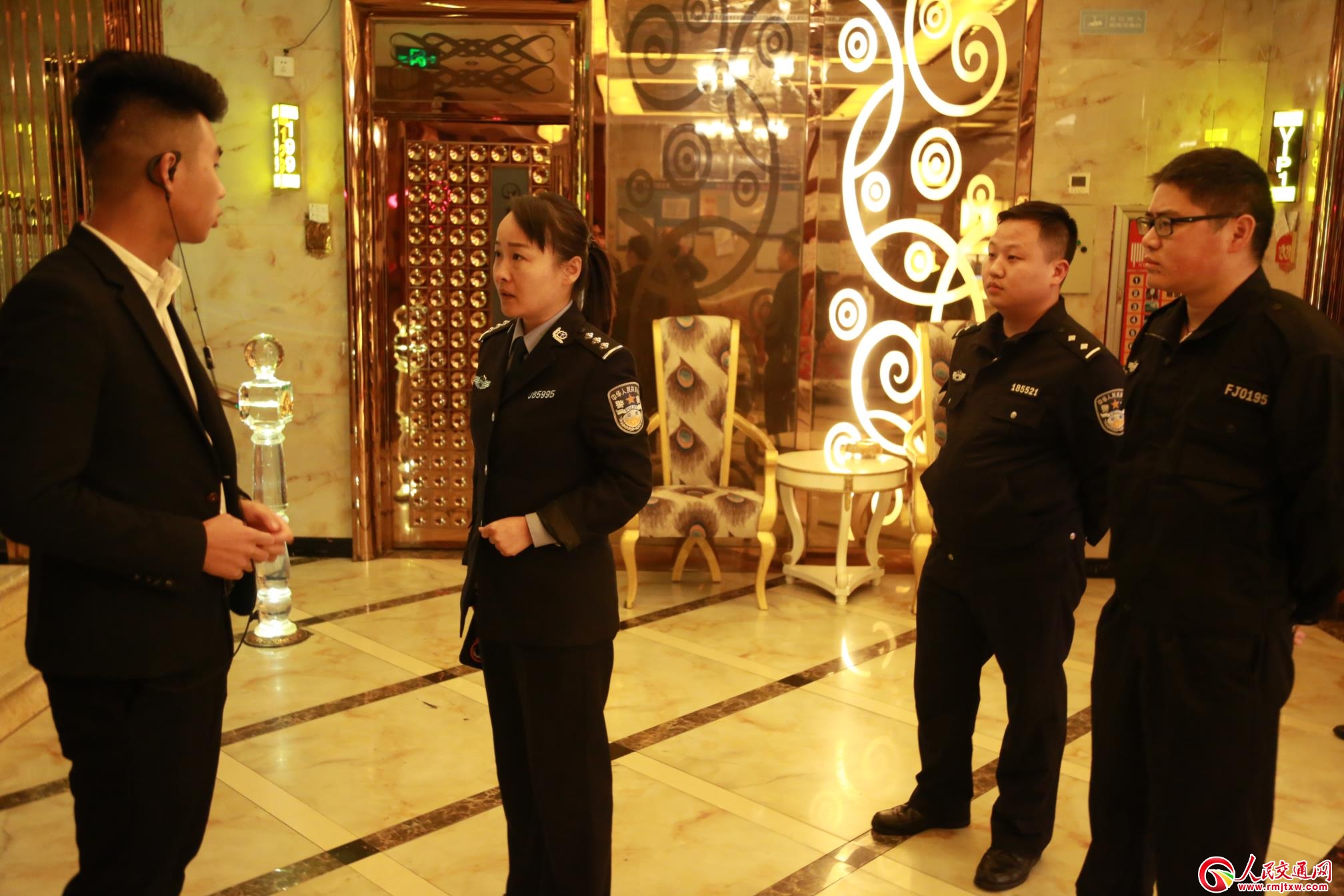 һ�����ܵ�ŮƬ�����������ϻ��I��¶