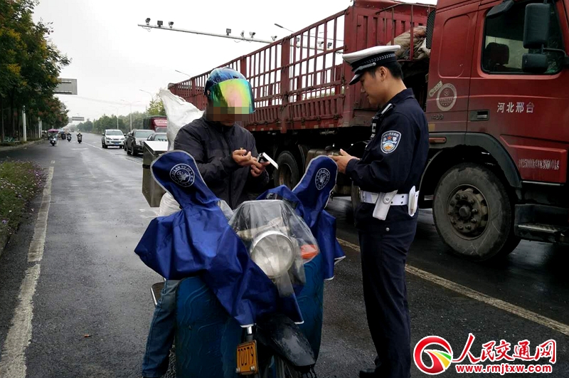 ���ϳ��½���ֱ��һ�������Ħ��܇�`�����ν�ͨ��ȫ����