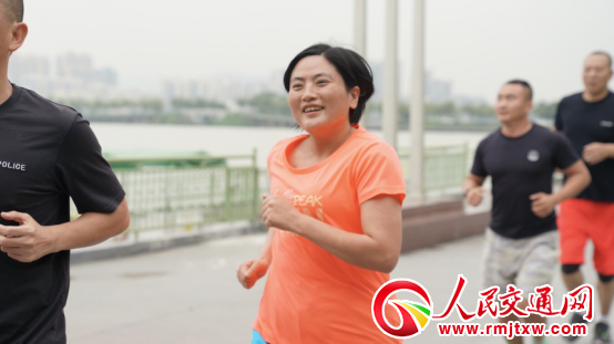 ���ϑ��F�񾯂��(zh��n)��������(hu��)��