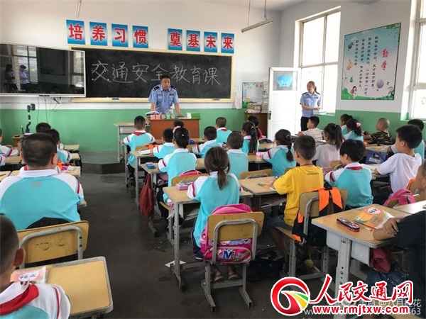 �ӱ���ꀽ�������У�@ ��С�����Ϻ��W(xu��)�ڽ�ͨ��ȫ��һ�n