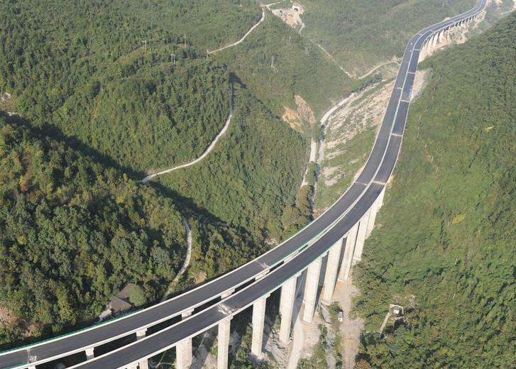 �ƵZ������\(y��n)�d �������Ї�������ʮ���깫·��ͨ�l(f��)չ�ɾ;C��