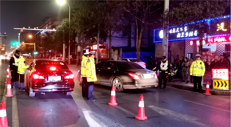 ����  ���½���ֱ��һ���(du��)���m(x��)ҹ����{�Є�(d��ng)�_��������ͨ��ȫ