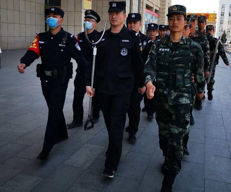 ɽ����ͬ�F·����̎˷��܇վ�ɳ���  ȫ���Ը����ϡ���һ��С�L���ÿͳ��а�ȫ