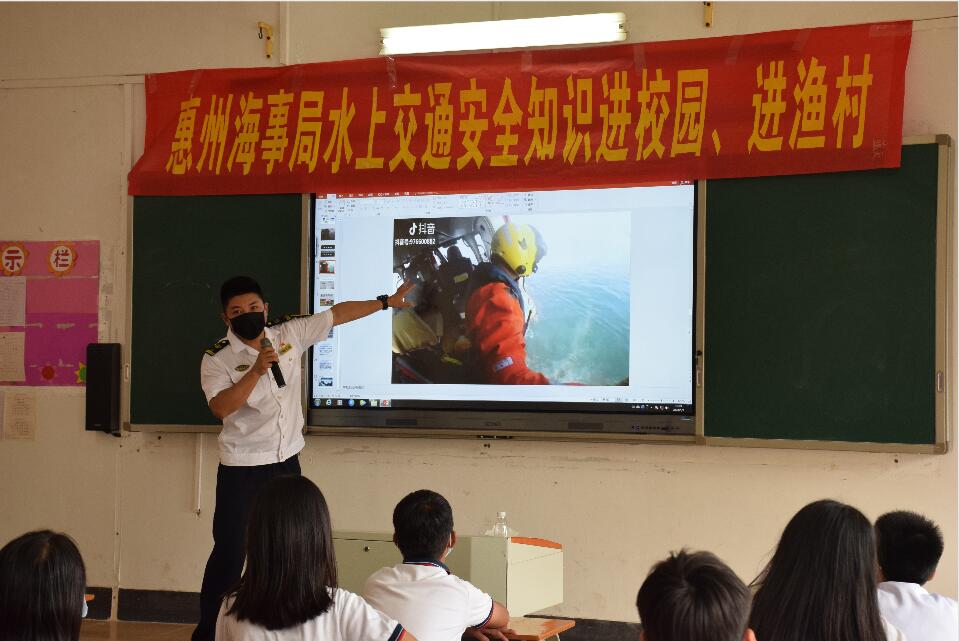 ���ݺ��¾��B�m(x��)14���_(k��i)չ��ȫ֪�R(sh��)�M(j��n)У�@���(d��ng)