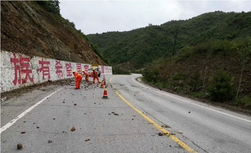 ���C��ɽ��·�μ��r(sh��)������ʯ��������ͨ