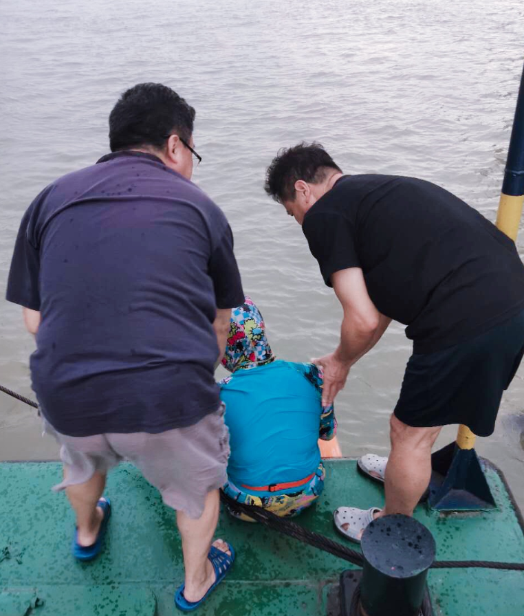 �L����h�����־���һ���U��Ӿ�ߣ� ��Ӿ����һ�rˬ ������ˮ�L(f��ng)�U��