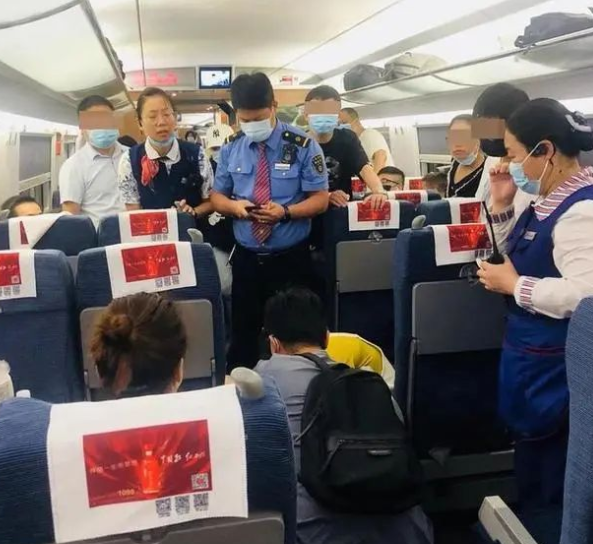 �_�����ݵĸ��F������ͻȻ������4���˿͏Ĳ�ͬ܇���s��