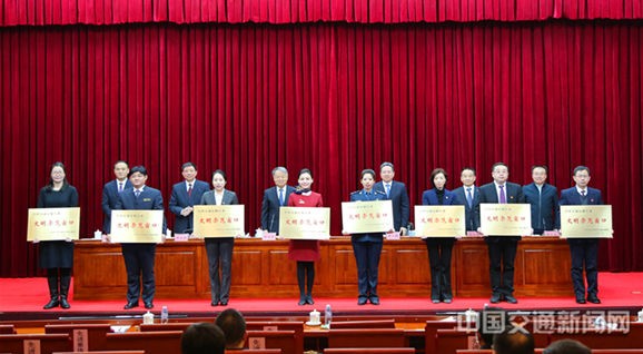 ɽ���Ɇ�λ�@����ͨ�\ݔ�I(y��)ʾ�����ڡ��Q̖