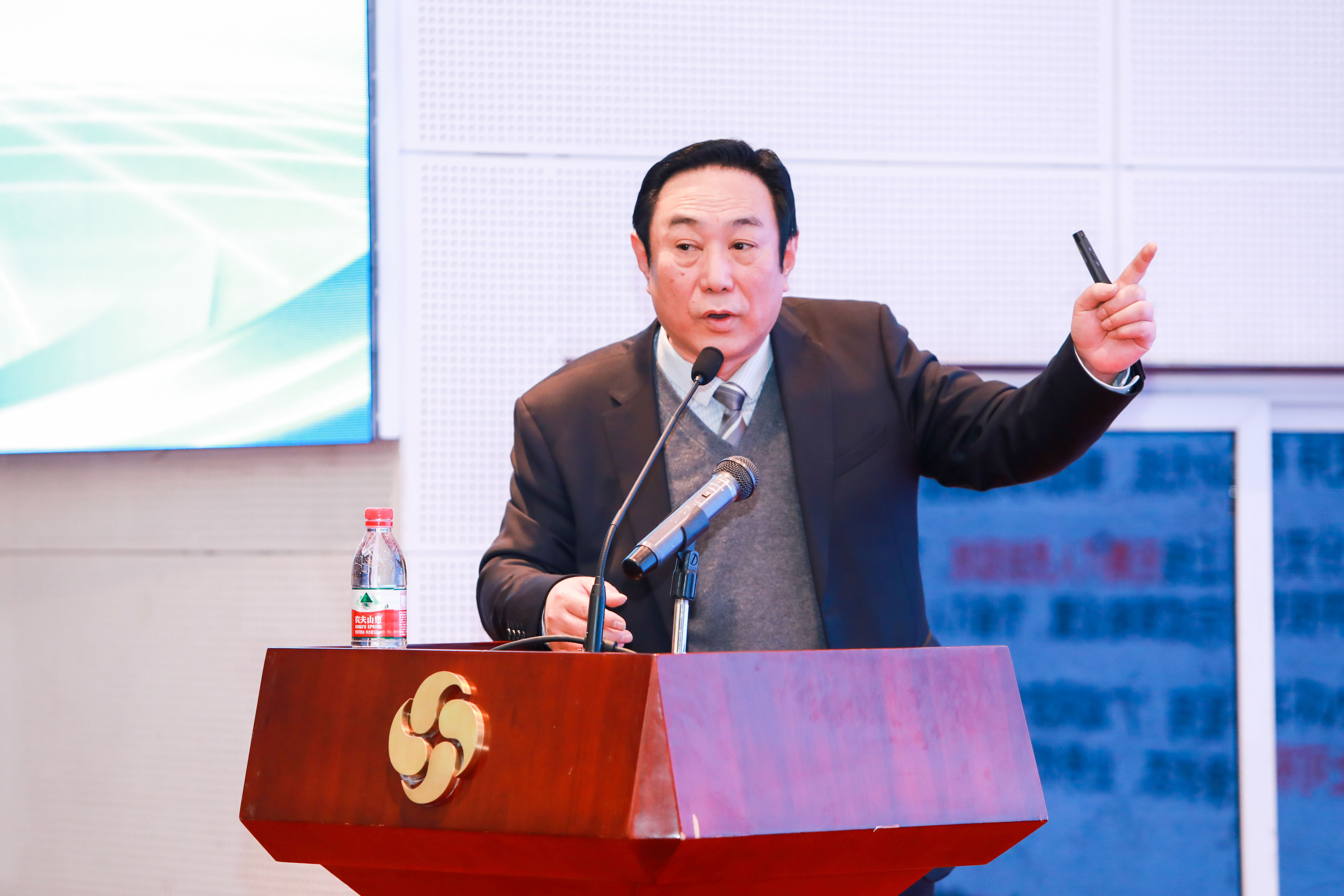 �����ſƼ����F�߼������þ������ڵڶ����Ї���ͨ�Ƽ��l(f��)չ�������ּ���v