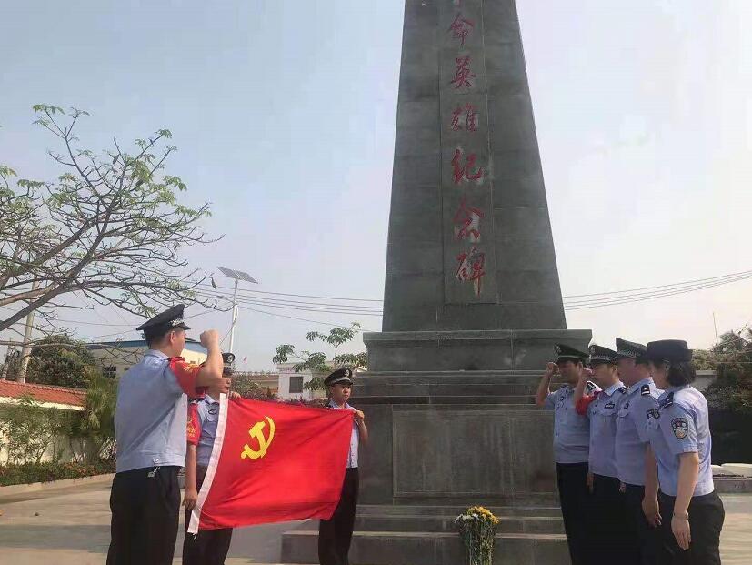 �����F�������_չ����Ӣ�����}�������(d��ng)