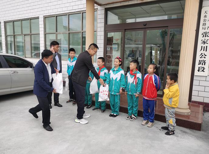 ���Ҵ���·�ι���(hu��)�_չ����һ����ͯ��(ji��)ο�����(d��ng)